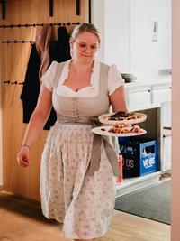 Carmen vom Service-Team bringt mit einem Lächeln süße Köstlichkeiten an den Tisch.