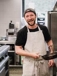 Koch im Hotel Adler bei der Arbeit in der Küche.