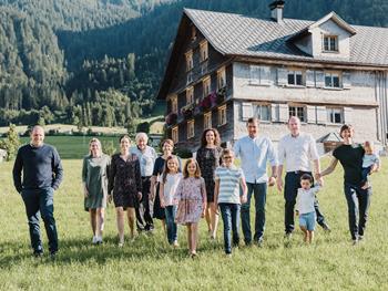 Die Familie Simma vor dem traditionellen Stammhaus.
