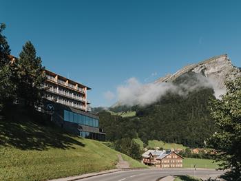 Nur wenige Gehminuten von den Mitarbeiterunterkünften entfernt Hotel Adler im Bregenzerwald.