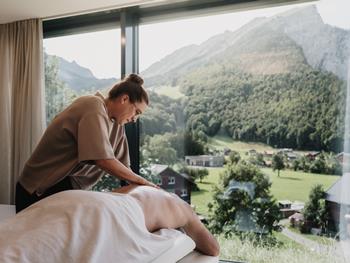 Massage mit Panoramablick im Spa des Hotel Adler im Bregenzerwald.