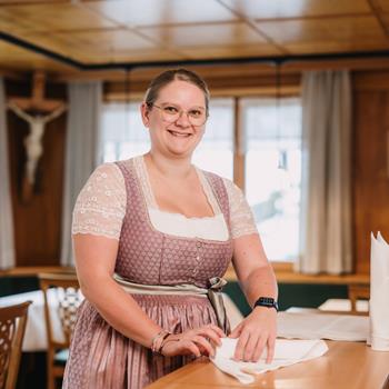 Carmen Wilhelm beim Serviettenfalten im Hotel Adler.