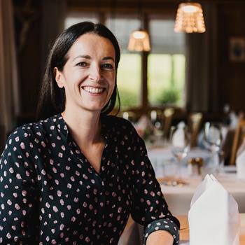 Annemarie Simma im Restaurant des Hotel Adler.