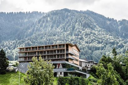 Hotel Adler in Au im Bregenzerwald vor imposanter Bergkulisse.