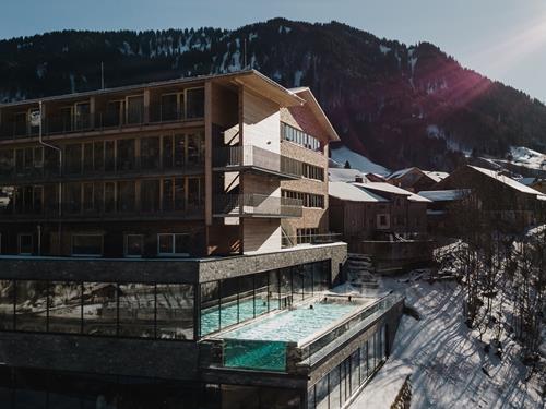 Hotel Adler im Winter von außen.
