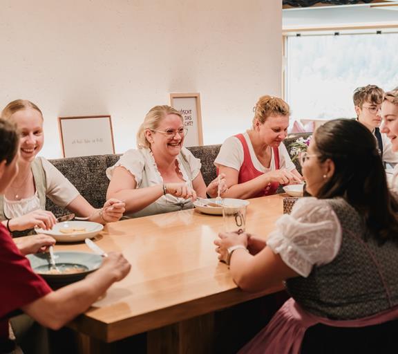 Gemeinsam Pause machen im Hotel Adler Mitarbeiterinnen im Hotel Adler genießen gemeinsam ihre Mittagspause im Teamraum.