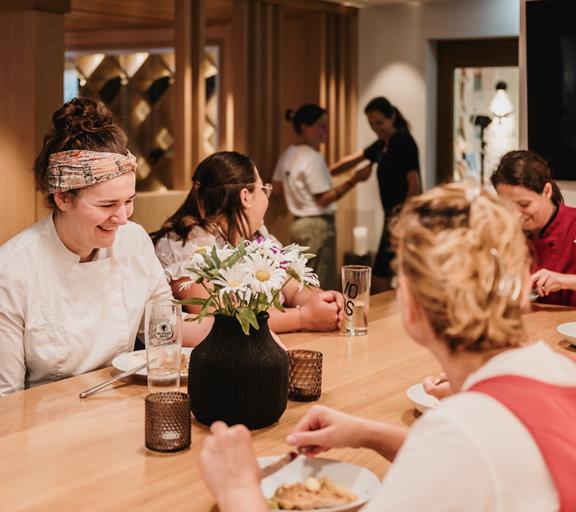 Adler-Team beim gemeinsamen Mittagessen.